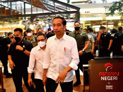 Presiden Joko Widodo kembali mengecek aktivitas perekonomian usai kebijakan pemberlakuan pembatasan kegiatan masyarakat (PPKM) di Indonesia dicabut.