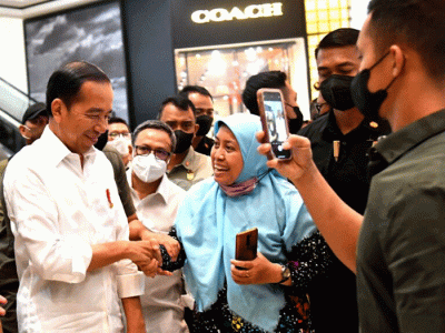 Presiden Joko Widodo kembali mengecek aktivitas perekonomian usai kebijakan pemberlakuan pembatasan kegiatan masyarakat (PPKM) di Indonesia dicabut.