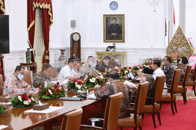 Presiden Joko Widodo saat memimpin rapat terbatas di Istana Merdeka, Jakarta, Jumat (13/1/2023).