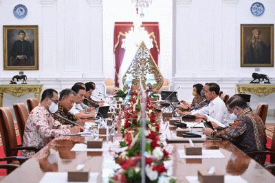 Presiden Joko Widodo saat memimpin rapat terbatas di Istana Merdeka, Jakarta, Jumat (13/1/2023).