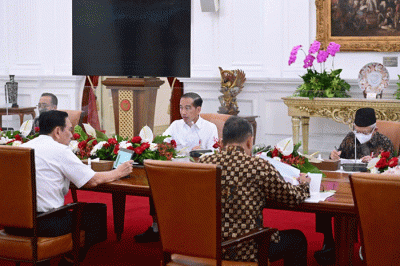 Presiden Joko Widodo saat memimpin rapat terbatas di Istana Merdeka, Jakarta, Jumat (13/1/2023).