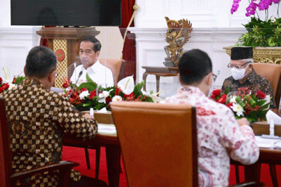 Presiden Joko Widodo saat memimpin rapat terbatas di Istana Merdeka, Jakarta, Jumat (13/1/2023).