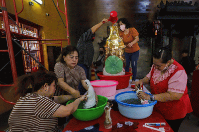 Warga Tionghoa melakukan ritual mandi rupang yakni membersihkan patung dewa dewi di Wihara Amurva Bhumi, Kuningan, Jakarta Selatan, Sabtu (14/1/2023).