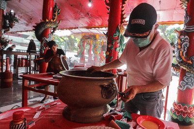 Warga Tionghoa melakukan ritual mandi rupang yakni membersihkan patung dewa dewi di Wihara Amurva Bhumi, Kuningan, Jakarta Selatan, Sabtu (14/1/2023).