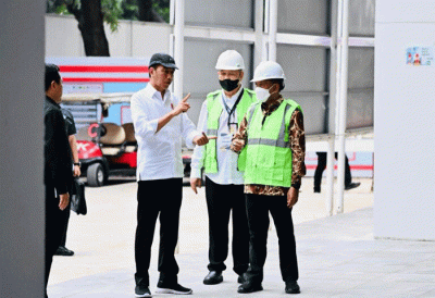 Presiden Joko Widodo melakukan topping off Indoor Multifunction Stadium (IMS) Gelora Bung Karno, Jakarta, Jumat (13/1/2023).