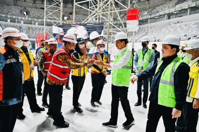 Presiden Joko Widodo melakukan topping off Indoor Multifunction Stadium (IMS) Gelora Bung Karno, Jakarta, Jumat (13/1/2023).