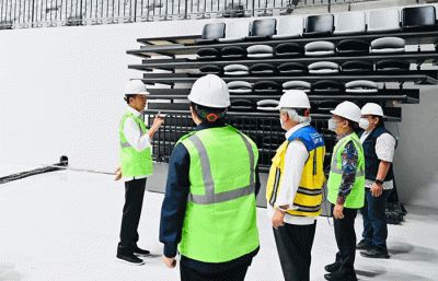 Presiden Joko Widodo melakukan topping off Indoor Multifunction Stadium (IMS) Gelora Bung Karno, Jakarta, Jumat (13/1/2023).