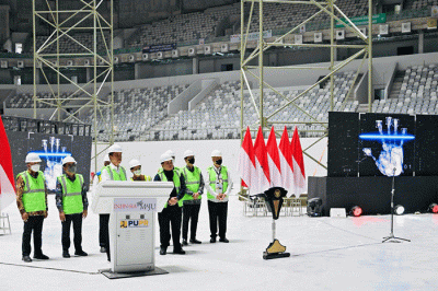 Presiden Joko Widodo melakukan topping off Indoor Multifunction Stadium (IMS) Gelora Bung Karno, Jakarta, Jumat (13/1/2023).