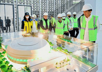 Presiden Joko Widodo melakukan topping off Indoor Multifunction Stadium (IMS) Gelora Bung Karno, Jakarta, Jumat (13/1/2023).