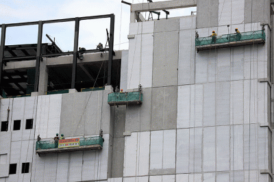 Sejumlah pekerja menyelesaikan pembangunan gedung di kawasan Sudirman, Jakarta, Sabtu (14/1/2023).