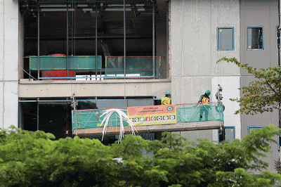 Sejumlah pekerja menyelesaikan pembangunan gedung di kawasan Sudirman, Jakarta, Sabtu (14/1/2023).