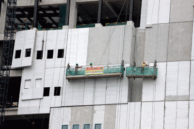 Sejumlah pekerja menyelesaikan pembangunan gedung di kawasan Sudirman, Jakarta, Sabtu (14/1/2023).