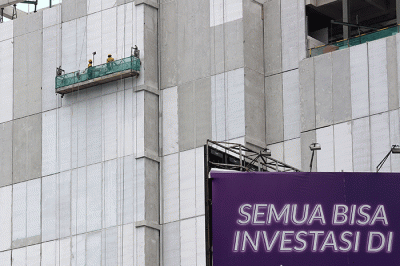 Sejumlah pekerja menyelesaikan pembangunan gedung di kawasan Sudirman, Jakarta, Sabtu (14/1/2023).