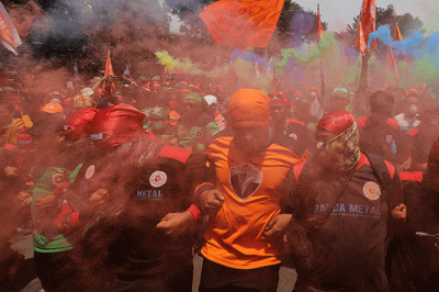 Gabungan massa yang terdiri dari Partai Buruh dan sejumah serikat buruh menggelar aksi unjuk rasa di kawasan Patung Kuda Arjuna Wijaya, Jakarta Pusat.