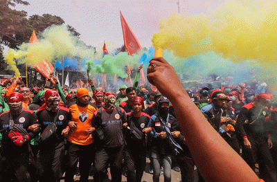 Gabungan massa yang terdiri dari Partai Buruh dan sejumah serikat buruh menggelar aksi unjuk rasa di kawasan Patung Kuda Arjuna Wijaya, Jakarta Pusat.