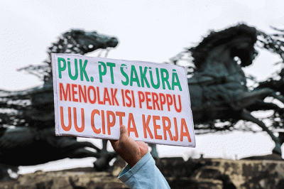 Gabungan massa yang terdiri dari Partai Buruh dan sejumah serikat buruh menggelar aksi unjuk rasa di kawasan Patung Kuda Arjuna Wijaya, Jakarta Pusat.