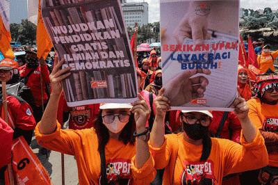 Gabungan massa yang terdiri dari Partai Buruh dan sejumah serikat buruh menggelar aksi unjuk rasa di kawasan Patung Kuda Arjuna Wijaya, Jakarta Pusat.