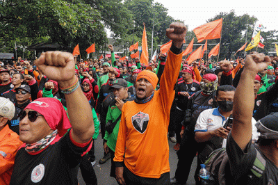 Gabungan massa yang terdiri dari Partai Buruh dan sejumah serikat buruh menggelar aksi unjuk rasa di kawasan Patung Kuda Arjuna Wijaya, Jakarta Pusat.