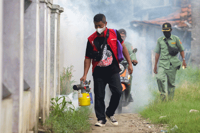 Relawan Rolas Sitinjak Foundation melakukan fogging untuk mencegah penyebaran penyakit demam berdarah di pemukiman warga Desa Dukuhkarya, Kabupaten Karawang.