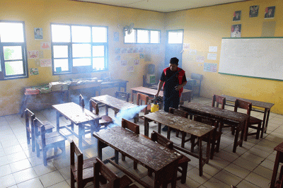 Relawan Rolas Sitinjak Foundation melakukan fogging untuk mencegah penyebaran penyakit demam berdarah di pemukiman warga Desa Dukuhkarya, Kabupaten Karawang.