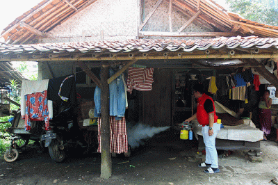 Relawan Rolas Sitinjak Foundation melakukan fogging untuk mencegah penyebaran penyakit demam berdarah di pemukiman warga Desa Dukuhkarya, Kabupaten Karawang.