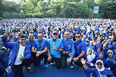 Menteri Perdagangan Zulkifli Hasan berolah raga senam untuk menjaga kebugaran dan kesehatan tubuh, sekaligus kampanye lingkungan hidup.