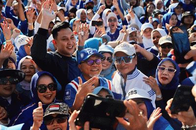 Menteri Perdagangan Zulkifli Hasan berolah raga senam untuk menjaga kebugaran dan kesehatan tubuh, sekaligus kampanye lingkungan hidup.