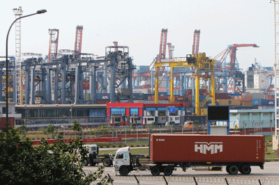 Aktivitas Pelabuhan peti kemas di Tanjung priok, Jakarta, Sabtu (14/1/2023).