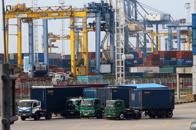 Aktivitas Pelabuhan peti kemas di Tanjung priok, Jakarta, Sabtu (14/1/2023).