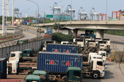 Aktivitas Pelabuhan peti kemas di Tanjung priok, Jakarta, Sabtu (14/1/2023).