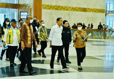 Presiden Joko Widodo meninjau kesiapan lokasi penyelenggaraan KTT ASEAN 2023 di Jakarta Convention Center (JCC), Jakarta, Jumat (13/1/2023).