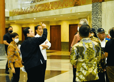 Presiden Joko Widodo meninjau kesiapan lokasi penyelenggaraan KTT ASEAN 2023 di Jakarta Convention Center (JCC), Jakarta, Jumat (13/1/2023).
