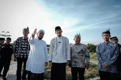 Menteri Pariwisata dan Ekonomi Kreatif Sandiaga Salahuddin Uno meresmikan pembangunan Kawasan Wisata Religi Sukorejo.
