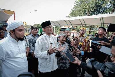 Menteri Pariwisata dan Ekonomi Kreatif Sandiaga Salahuddin Uno meresmikan pembangunan Kawasan Wisata Religi Sukorejo.