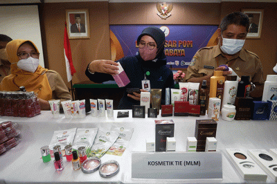Kepala Balai Besar POM Surabaya Rustyawati (tengah) menunjukkan sampling berbagai jenis produk kosmetik dan pangan ilegal di kantor Balai Besar POM di Surabaya.