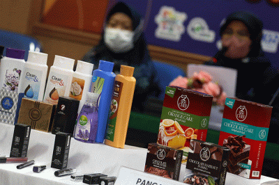 Kepala Balai Besar POM Surabaya Rustyawati (tengah) menunjukkan sampling berbagai jenis produk kosmetik dan pangan ilegal di kantor Balai Besar POM di Surabaya.
