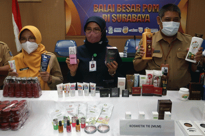 Kepala Balai Besar POM Surabaya Rustyawati (tengah) menunjukkan sampling berbagai jenis produk kosmetik dan pangan ilegal di kantor Balai Besar POM di Surabaya.