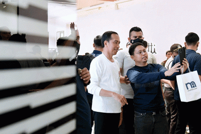 Presiden Joko Widodo mengunjungi pusat perbelanjaan Grand Indonesia, Jakarta, Minggu (15/1/2023) malam.