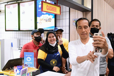 Presiden Joko Widodo mengunjungi pusat perbelanjaan Grand Indonesia, Jakarta, Minggu (15/1/2023) malam.