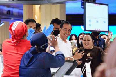 Presiden Joko Widodo mengunjungi pusat perbelanjaan Grand Indonesia, Jakarta, Minggu (15/1/2023) malam.