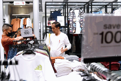 Presiden Joko Widodo mengunjungi pusat perbelanjaan Grand Indonesia, Jakarta, Minggu (15/1/2023) malam.