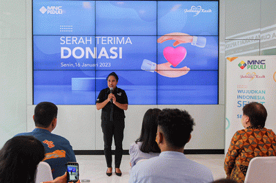 Ketua MNC Peduli Jessica Tanoesoedibjo (ketiga kanan) saat menerima donasi bantuan dari Wakil Ketua Persekutuan Doa MNC Center Eva Imuly.