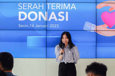 Ketua MNC Peduli Jessica Tanoesoedibjo (ketiga kanan) saat menerima donasi bantuan dari Wakil Ketua Persekutuan Doa MNC Center Eva Imuly.