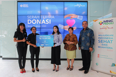 Ketua MNC Peduli Jessica Tanoesoedibjo (ketiga kanan) saat menerima donasi bantuan dari Wakil Ketua Persekutuan Doa MNC Center Eva Imuly.