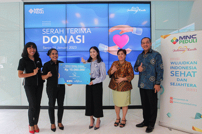 Ketua MNC Peduli Jessica Tanoesoedibjo (ketiga kanan) saat menerima donasi bantuan dari Wakil Ketua Persekutuan Doa MNC Center Eva Imuly.