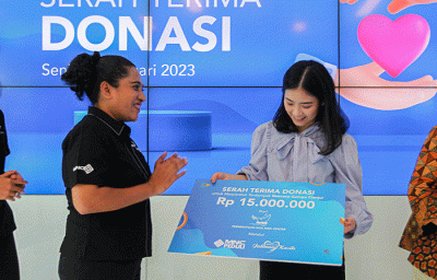 Ketua MNC Peduli Jessica Tanoesoedibjo (ketiga kanan) saat menerima donasi bantuan dari Wakil Ketua Persekutuan Doa MNC Center Eva Imuly.