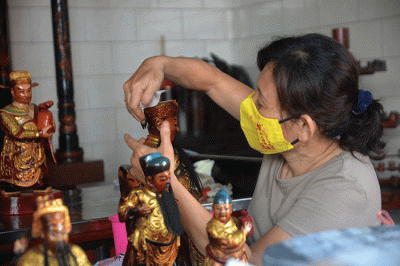 Sejumlah umat Tri Dharma melakukan bersih-bersih rupang (patung) Dewa Dewi jelang Imlek di Kelenteng Tay Kak Sie, Gang Lombok, kawasan Pecinan Semarang.