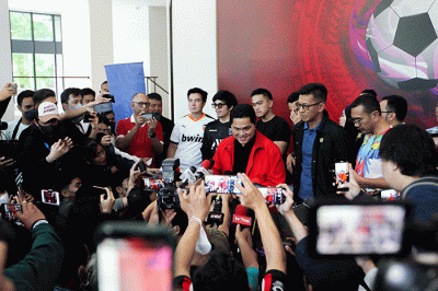 Menteri Badan Usaha Milik Negara (BUMN) Erick Thohir saat mengembalikan berkas perdaftaran calon ketua umum PSSI di Kantor PSSI, GBK Arena, Jakarta.