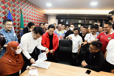 Menteri Badan Usaha Milik Negara (BUMN) Erick Thohir saat mengembalikan berkas perdaftaran calon ketua umum PSSI di Kantor PSSI, GBK Arena, Jakarta.