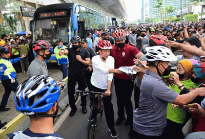 Presiden Joko Widodo menghabiskan pagi dengan bersepeda di kawasan hari bebas kendaraan bermotor atau car free day (CFD) Sudirman-Thamrin, Jakarta.